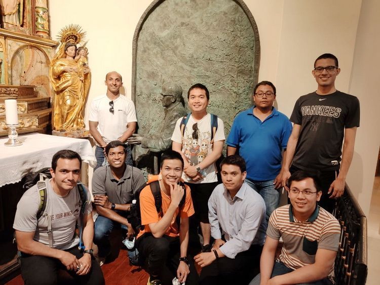 Three priests and ten seminarians from Pamplona in the pass of the Pyrenees