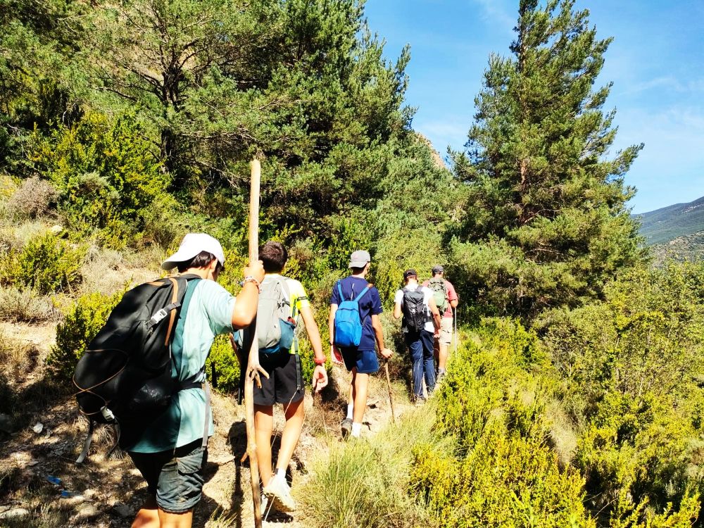 Un grupo de chicos caminando desde Pallerols hacia Andorra